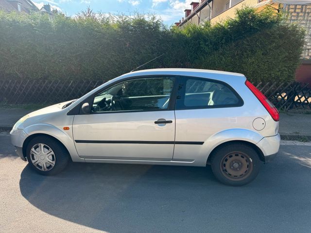 Ford Fiesta Silber abgemeldet TüV neu!