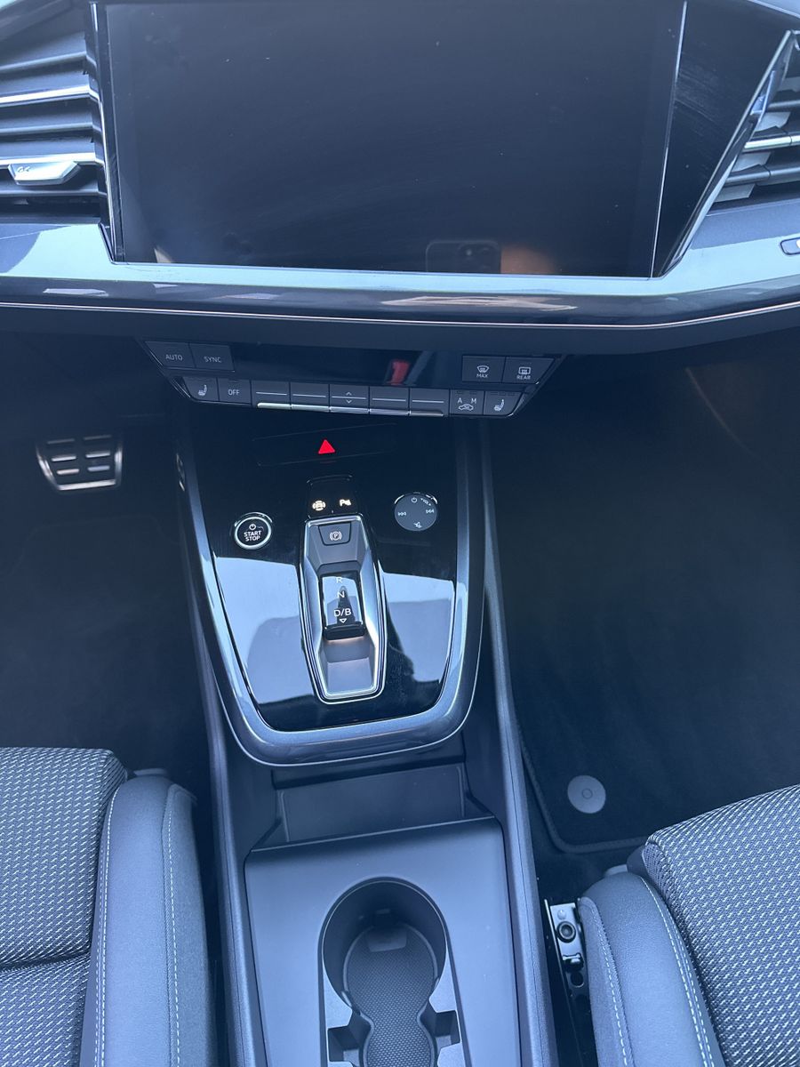 Fahrzeugabbildung Audi Q4 e-tron 35 S-Line Black NAV+LED+20ZO+V-COCKPIT
