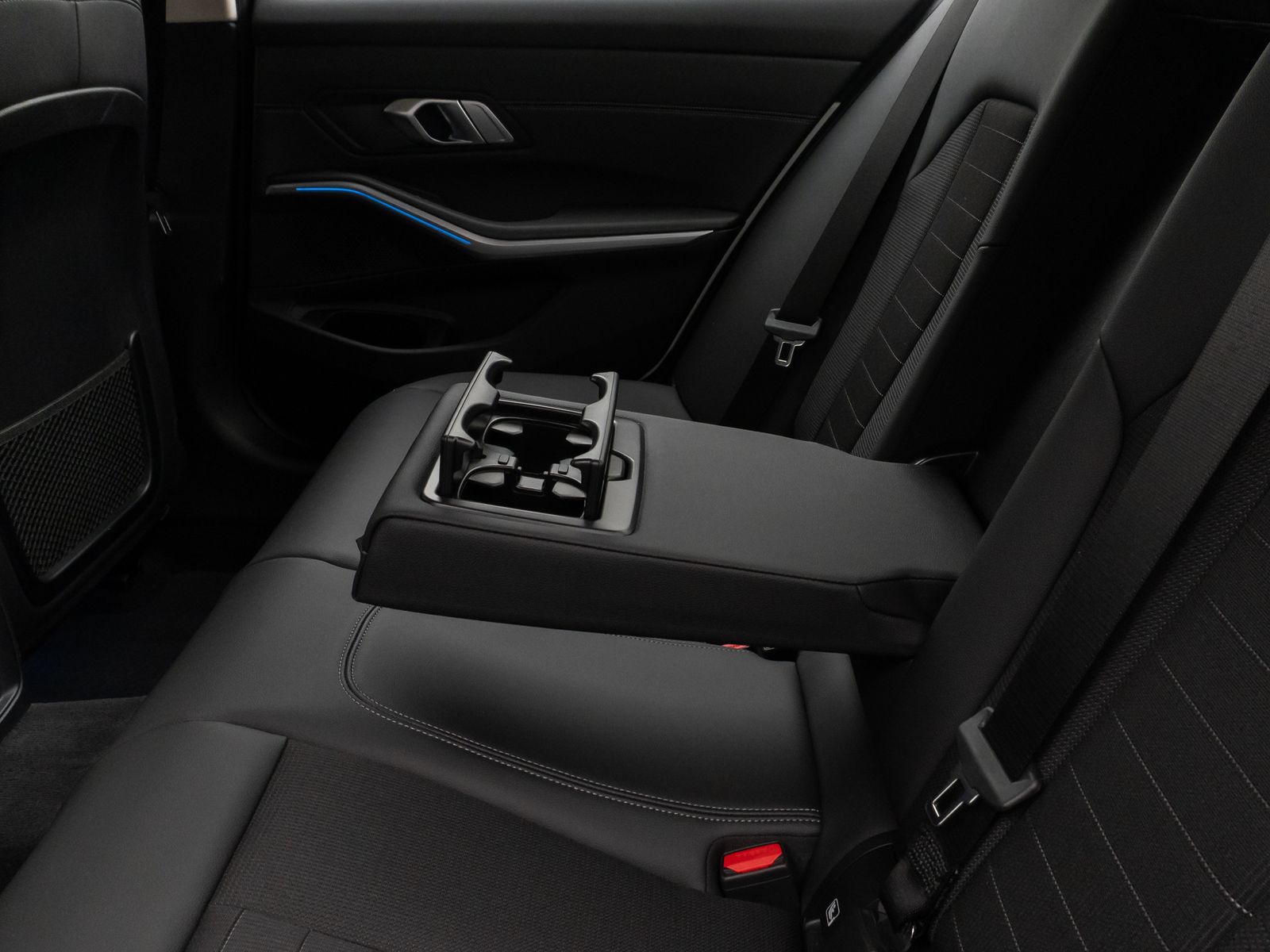 Fahrzeugabbildung BMW 320i xD DAB CockPit+ PDC DrivingAssit AHK Sport