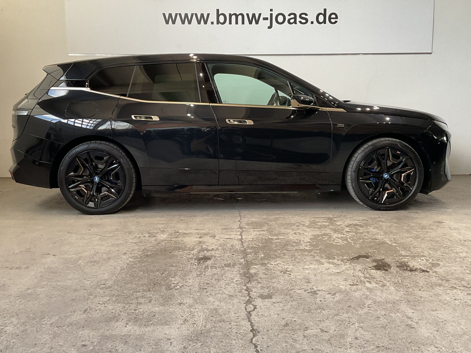 Fahrzeugabbildung BMW iX M60 B&W Surround Aktivlenkung Pano.Dach
