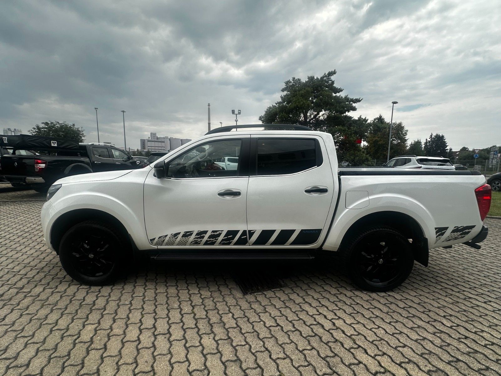 Fahrzeugabbildung Nissan Navara NP300  N-Guard Double Cab 4x4