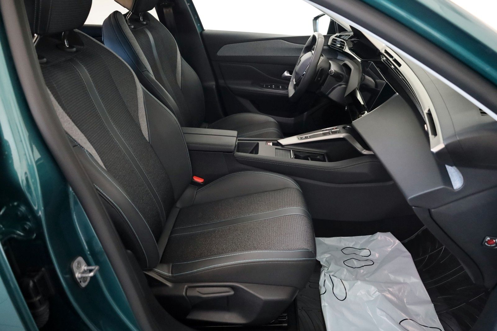 Fahrzeugabbildung Peugeot 308 SW Hybrid 180 Allure T.Leder,Navi,LED,SH,Kam