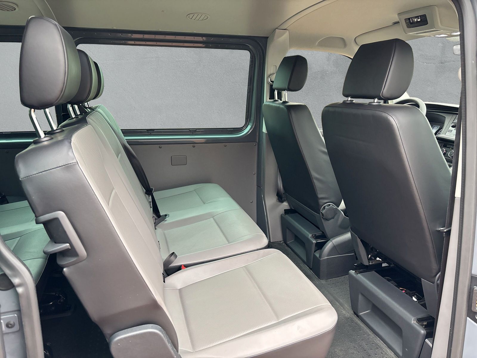 Fahrzeugabbildung Volkswagen T6.1 Transporter Kombi 2.0 TDI AHK PDC 8-Sitzer