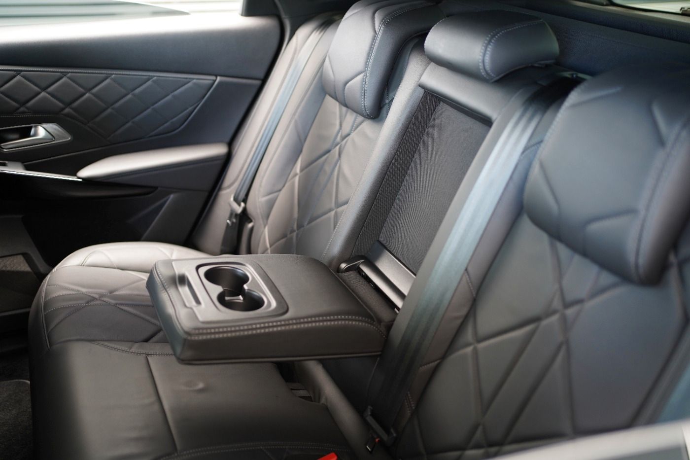 Fahrzeugabbildung DS Automobiles DS7 Crossback E-Tense 4x4 300 Rivoli Automatik