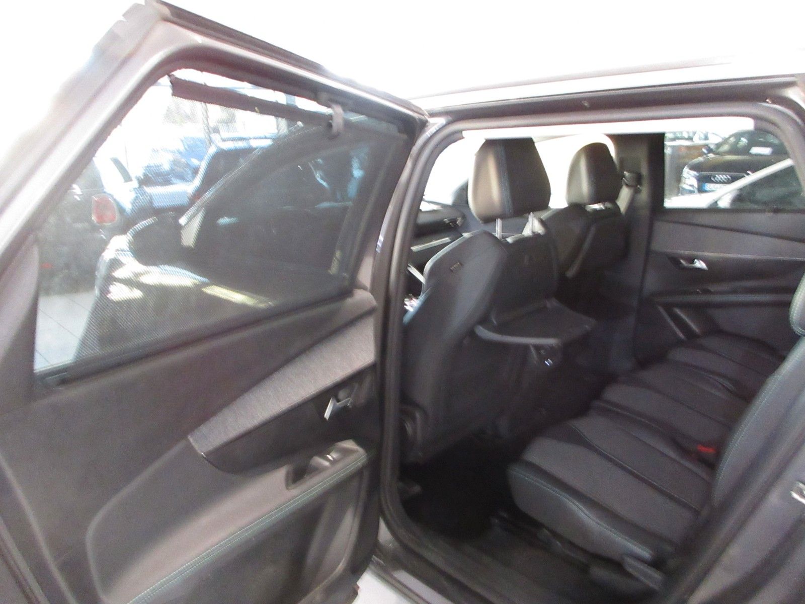 Fahrzeugabbildung Peugeot 5008 Allure 1.2T LED/NAVI/AHK/R´CAM/BLIS