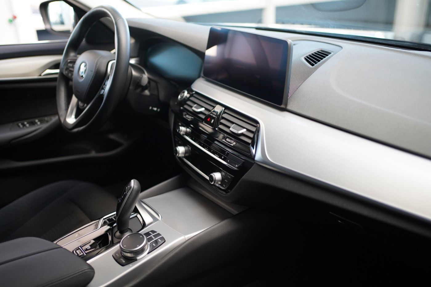 Fahrzeugabbildung BMW 520d Limousine +Parking Assistant+Standheizung