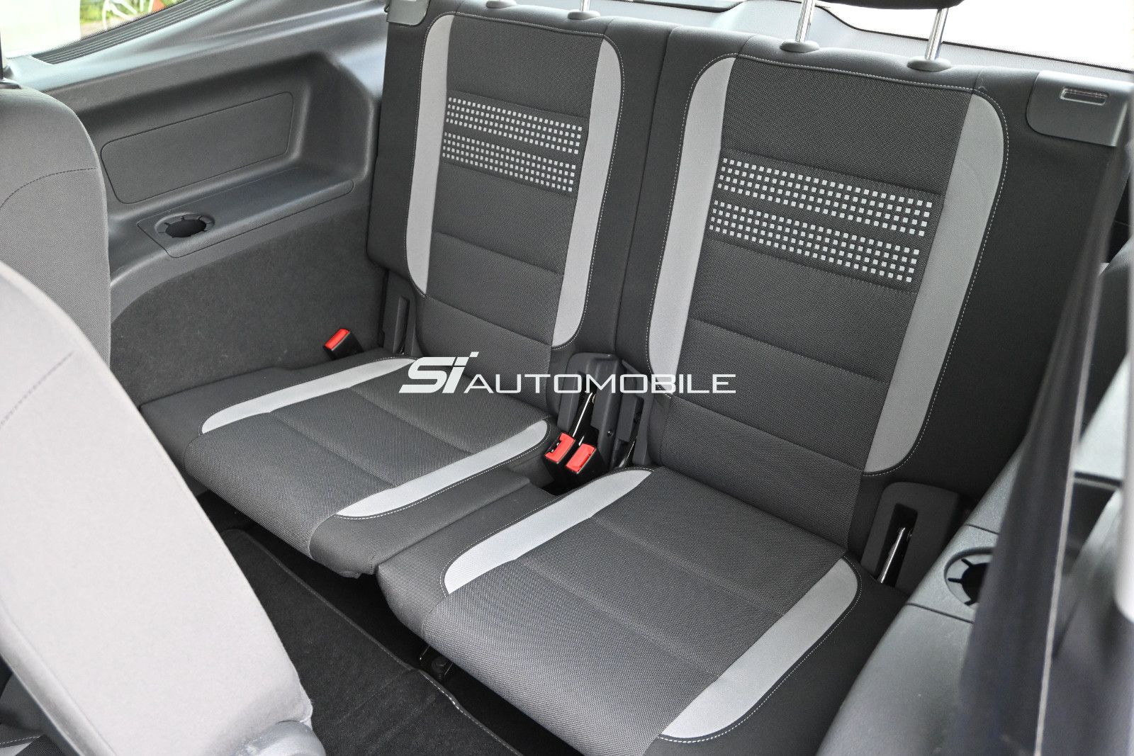Fahrzeugabbildung Volkswagen Touran 1.2 TSI LIFE °AHK°STANDHEIZ°7-SITZE°