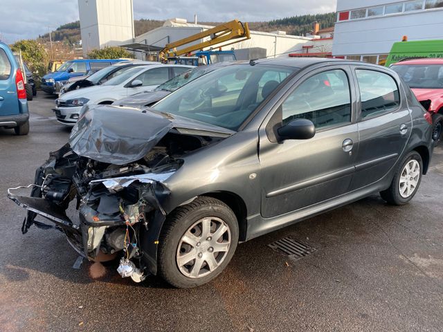 Peugeot 206 + Diesel Unfall