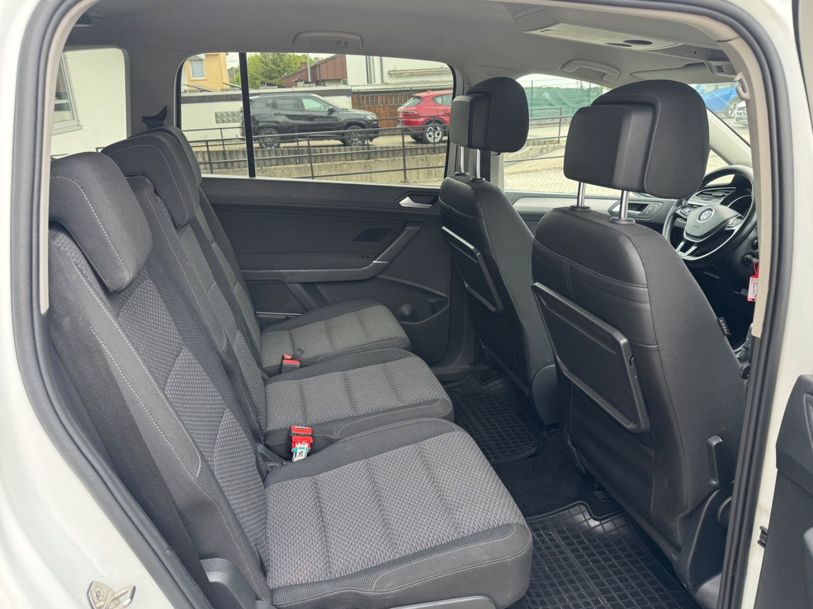 Fahrzeugabbildung Volkswagen Touran Comfortline/DSG/5-Sitzer/PDC