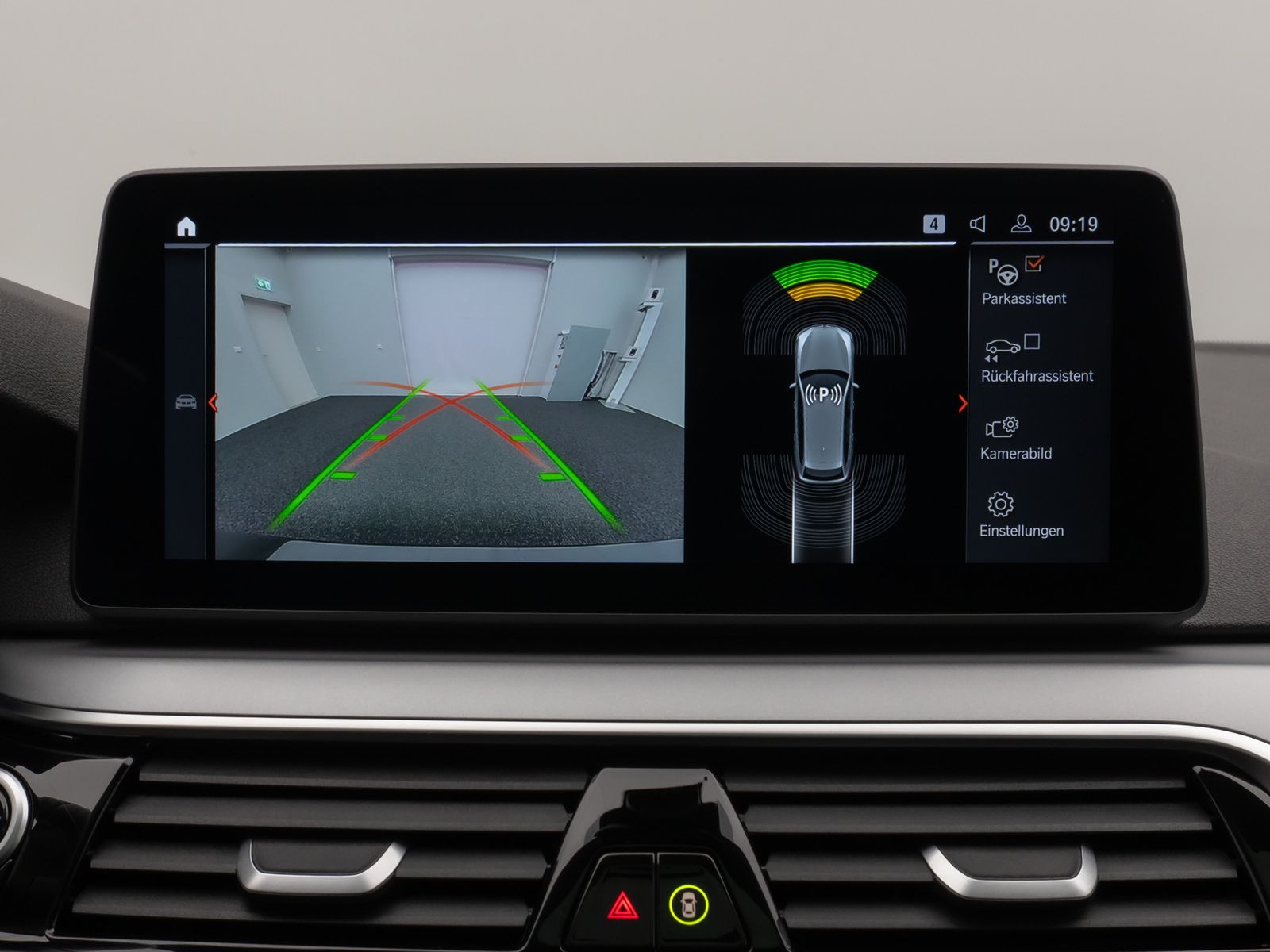 Fahrzeugabbildung BMW 520d xD Panorama Kamera HUD DAB H/K AHK Leder