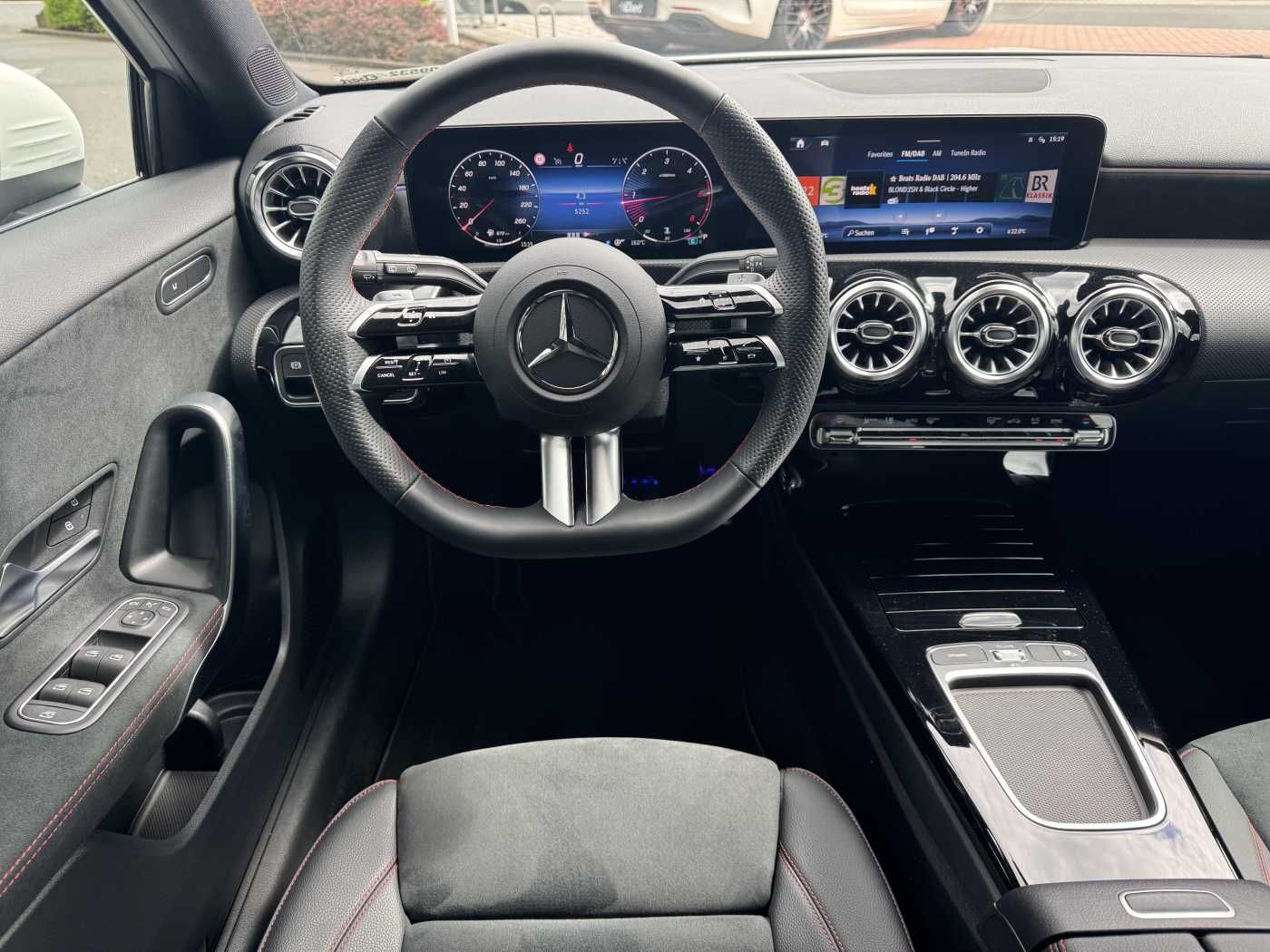 Fahrzeugabbildung Mercedes-Benz A 200d AMG+AHK+Ambiente+RFK+MBUX+LED+IHC