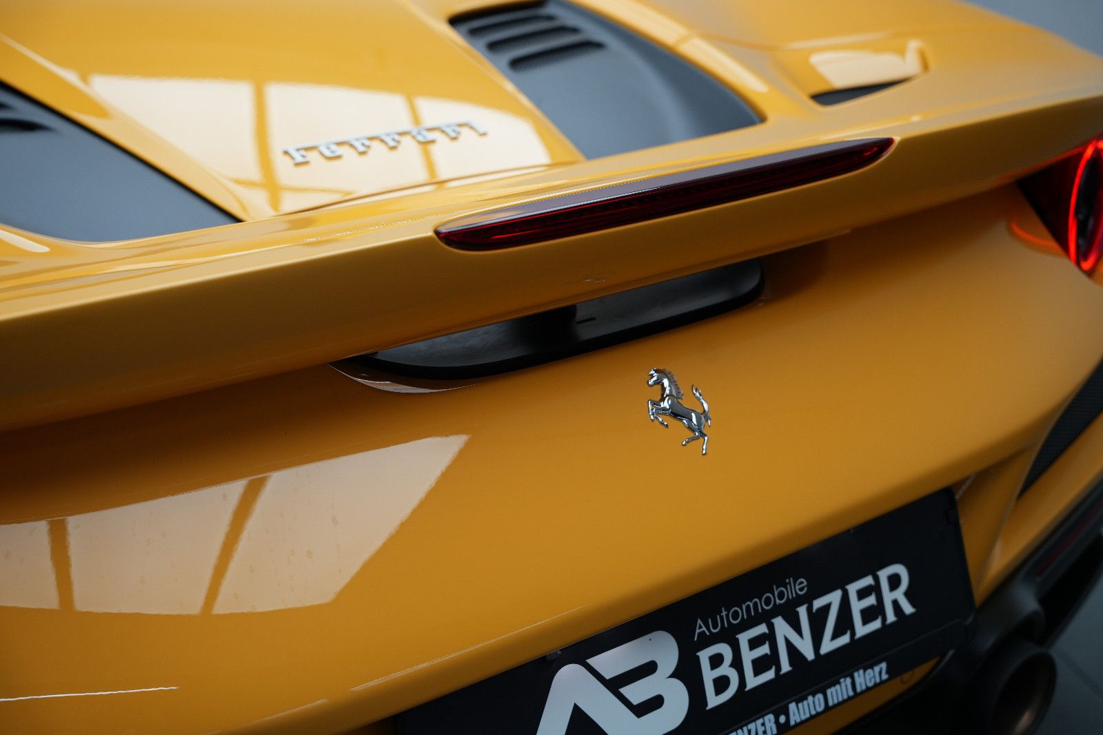 Fahrzeugabbildung Ferrari F8 Spider Giallo Modena *Lift*Carbon*Kamera*