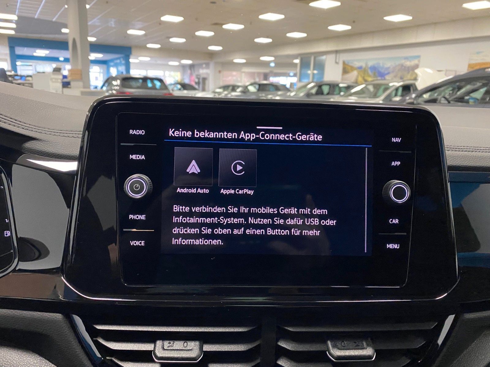 Fahrzeugabbildung Volkswagen T-Roc 1.5 TSI DSG+STYLE+PANORAMA+19"+ACC+MATRIX+