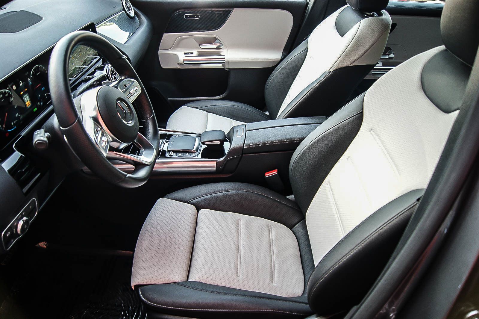 Fahrzeugabbildung Mercedes-Benz GLA 250 e AMG MBUX PANORAMA LEDER ANHZV