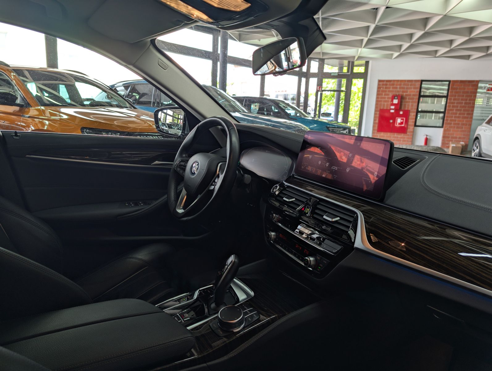 Fahrzeugabbildung BMW 530 e Luxury Line HEV AHK LED LEDER SHZ SoH 97%