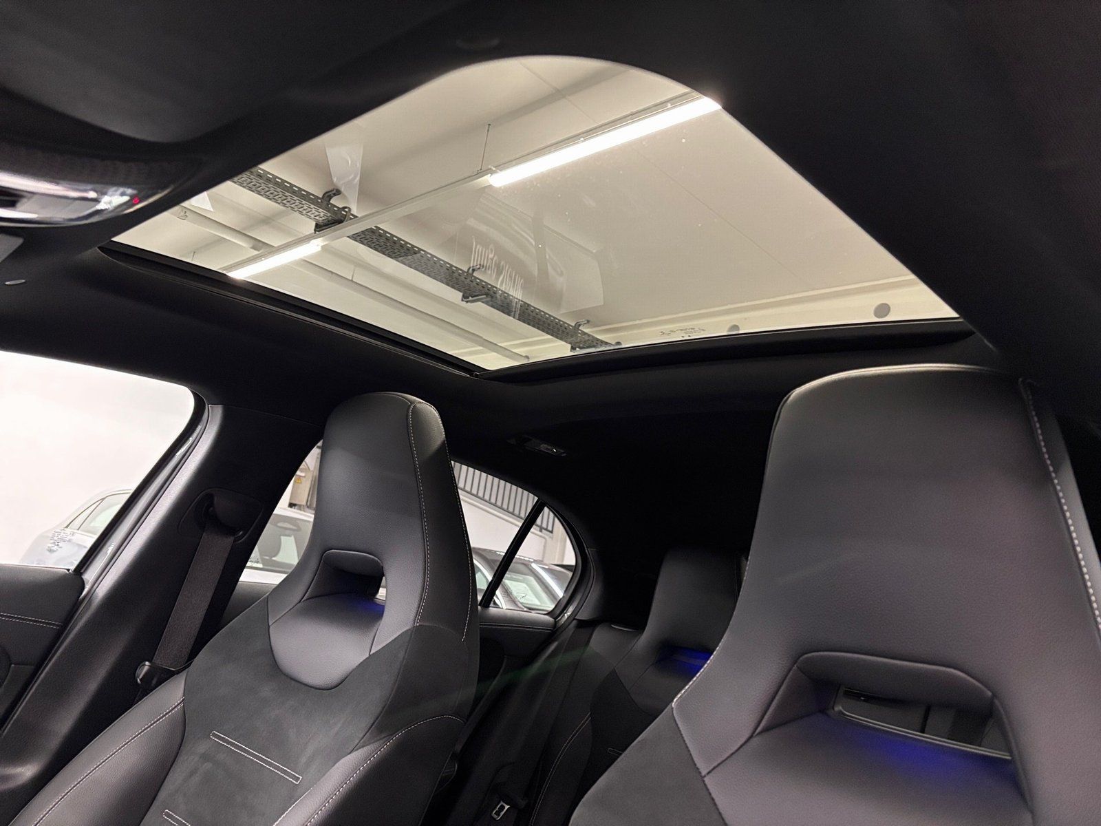 Fahrzeugabbildung Mercedes-Benz A 250 e AMG*Distronic*Panorama*AHK*Burmester*LED
