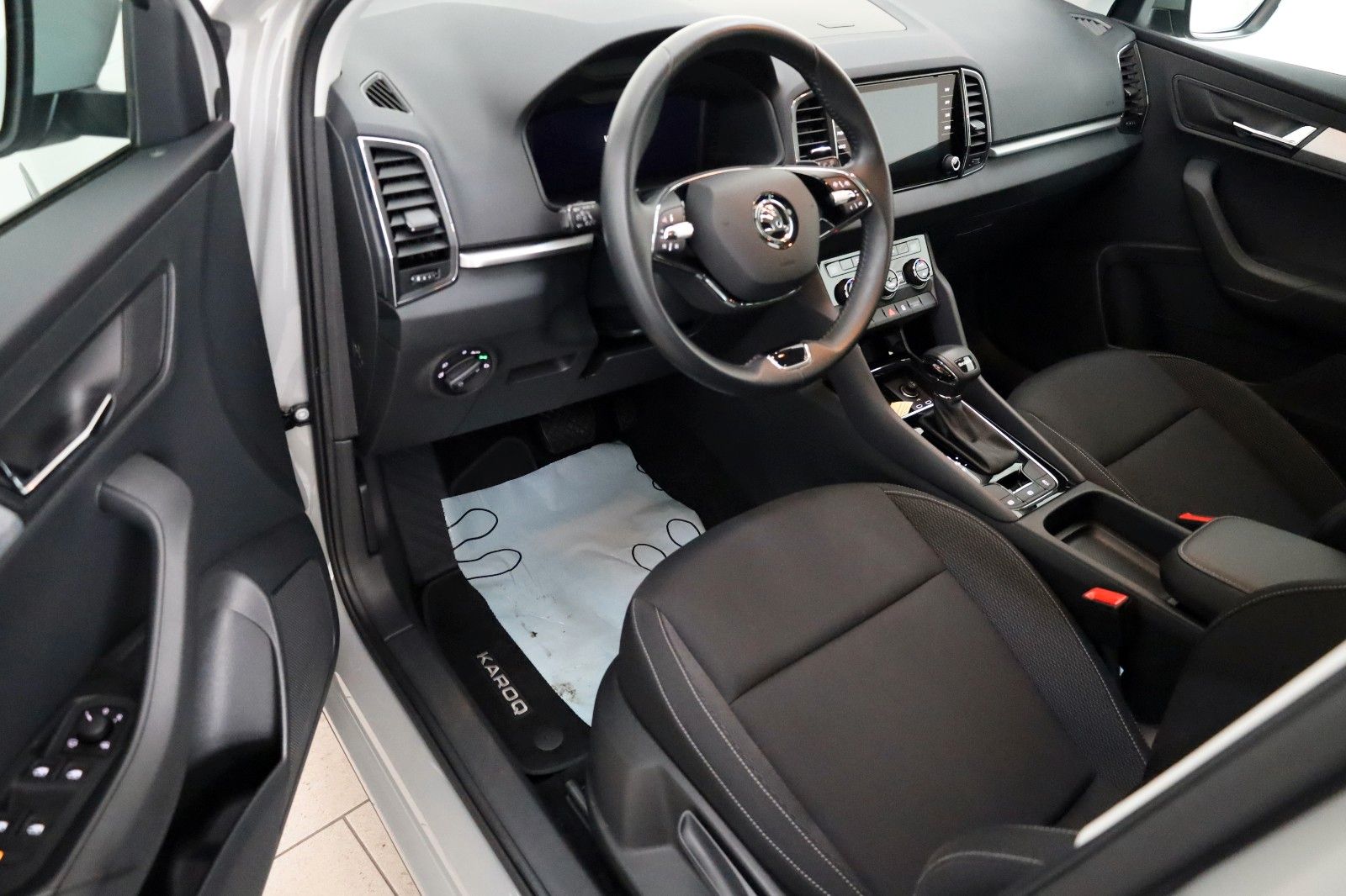 Fahrzeugabbildung SKODA Karoq Ambition,Navi,PDc,8 fach Alräder!