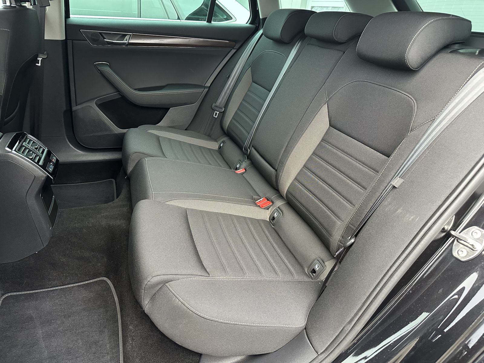 Fahrzeugabbildung SKODA Superb Combi 2.0 TDI 4x4 DSG Scout NAV+LED+AHK