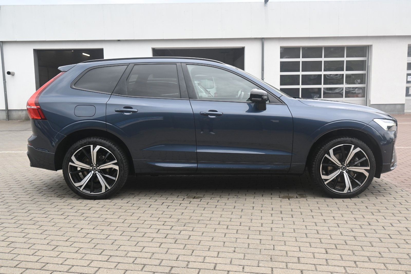 Fahrzeugabbildung Volvo XC60 B5 AWD Ultra Dark*PANO*LUFT*360°*ACC*AHK