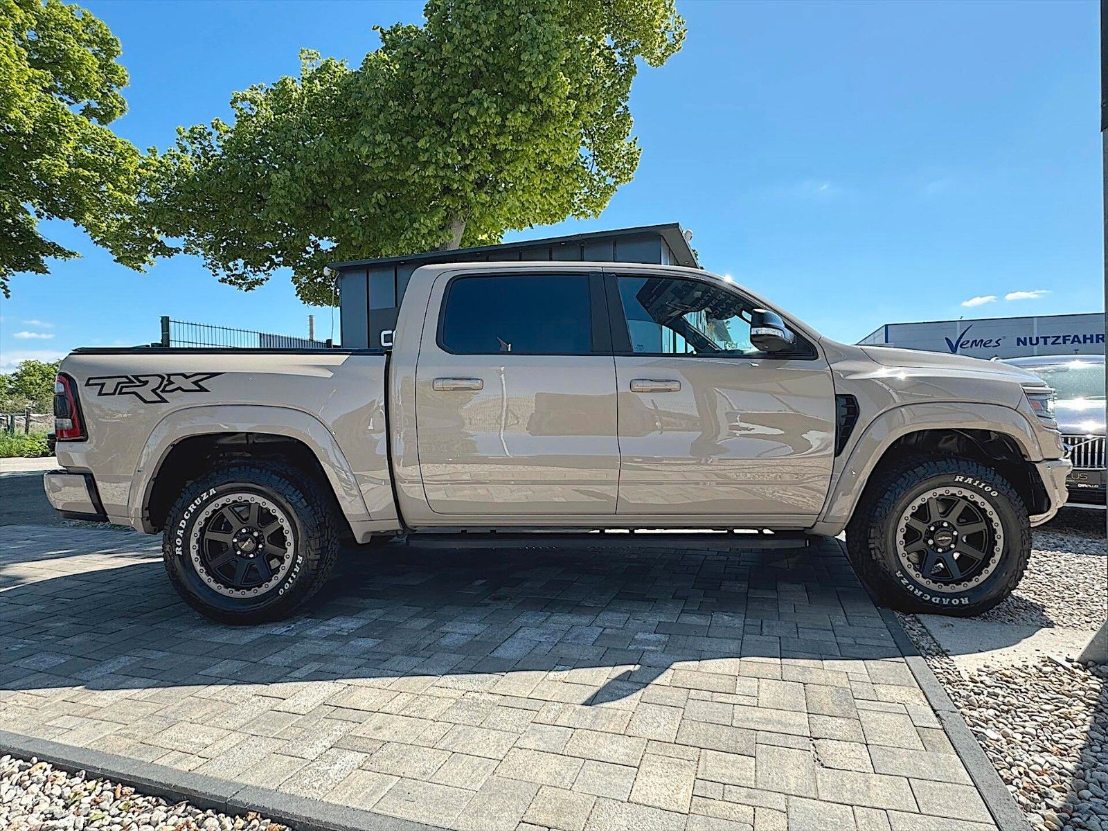Fahrzeugabbildung Dodge RAM 5.7 V8 HEMI TRX Style OFFROAD 4x4 12Zoll LED