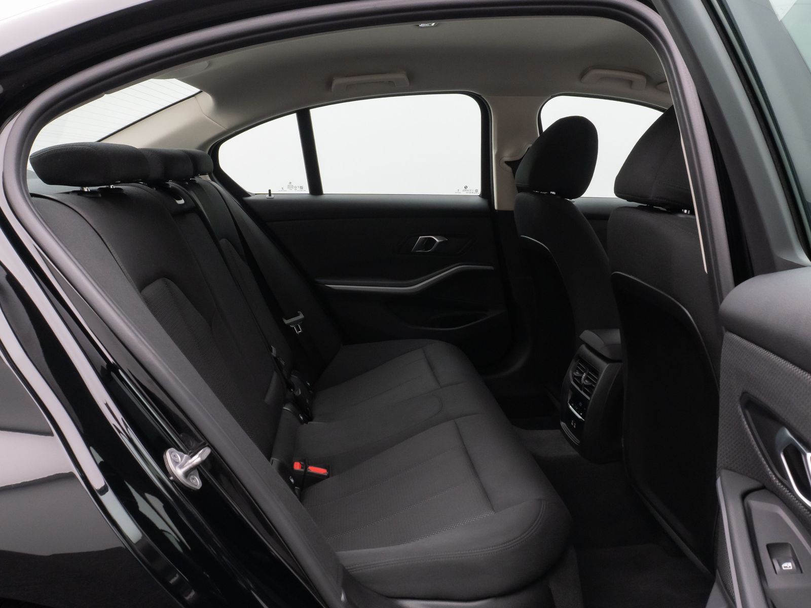 Fahrzeugabbildung BMW 318i DAB PDC Widscreen Geschwindigkeitsreg LED