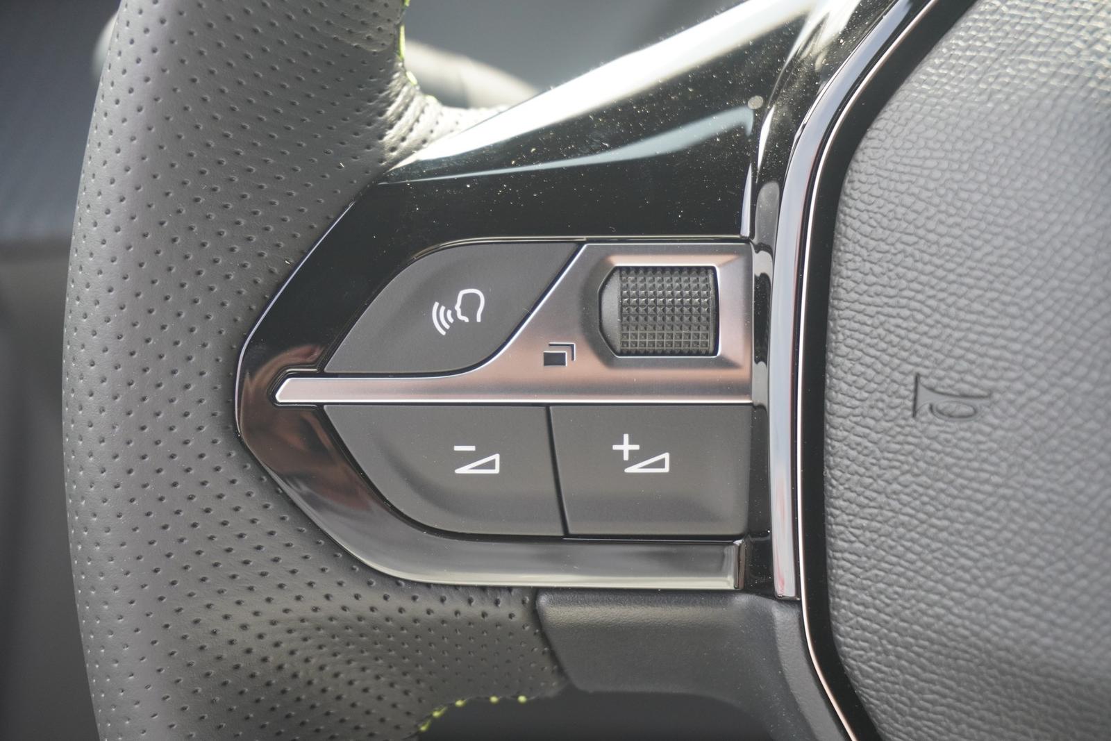 Peugeot 2008 GT 1.2 Hybrid 145 Aut. LED ACC Navi 360°