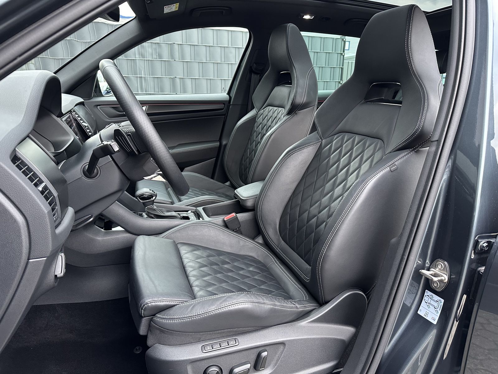 Fahrzeugabbildung SKODA Kodiaq 2.0 TDI DSG 4x4 Sportline NAV+LED+PANO+AH