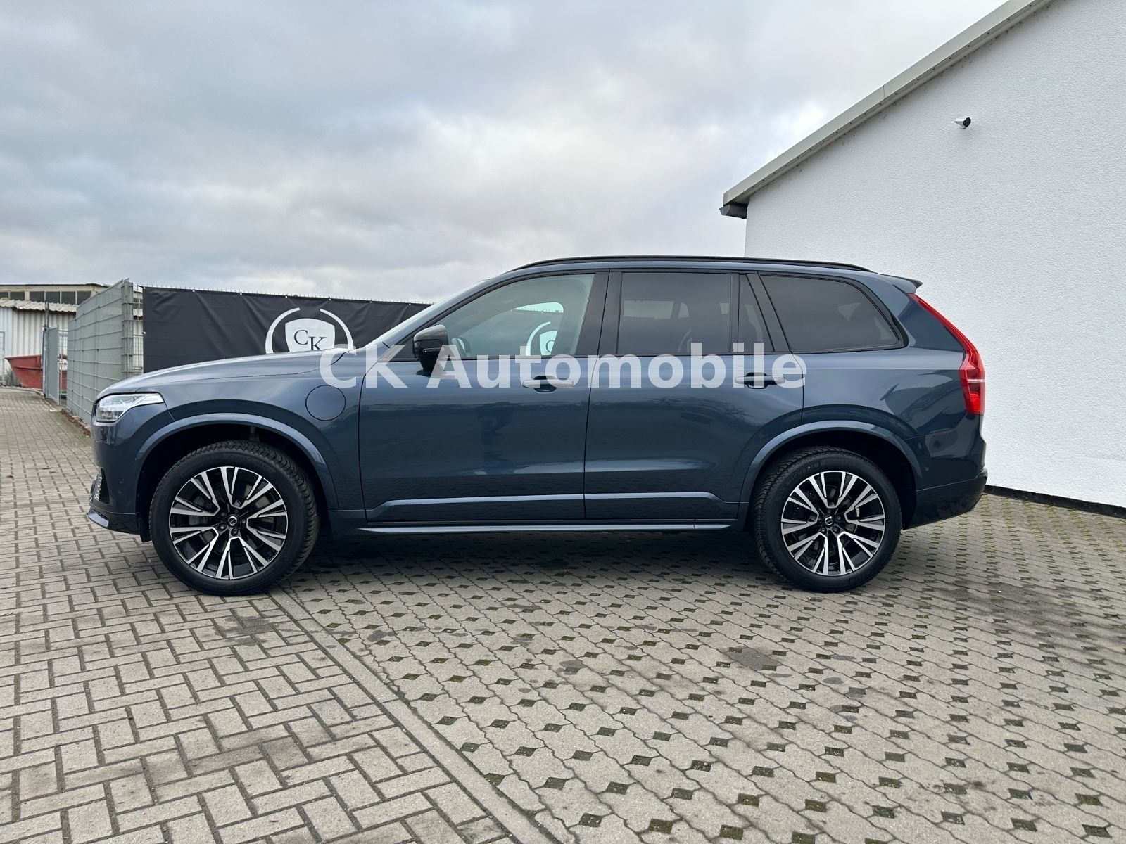 Fahrzeugabbildung Volvo XC90 T8 Ultimate Dark AWD/7 Sitze/Head-Up/LED