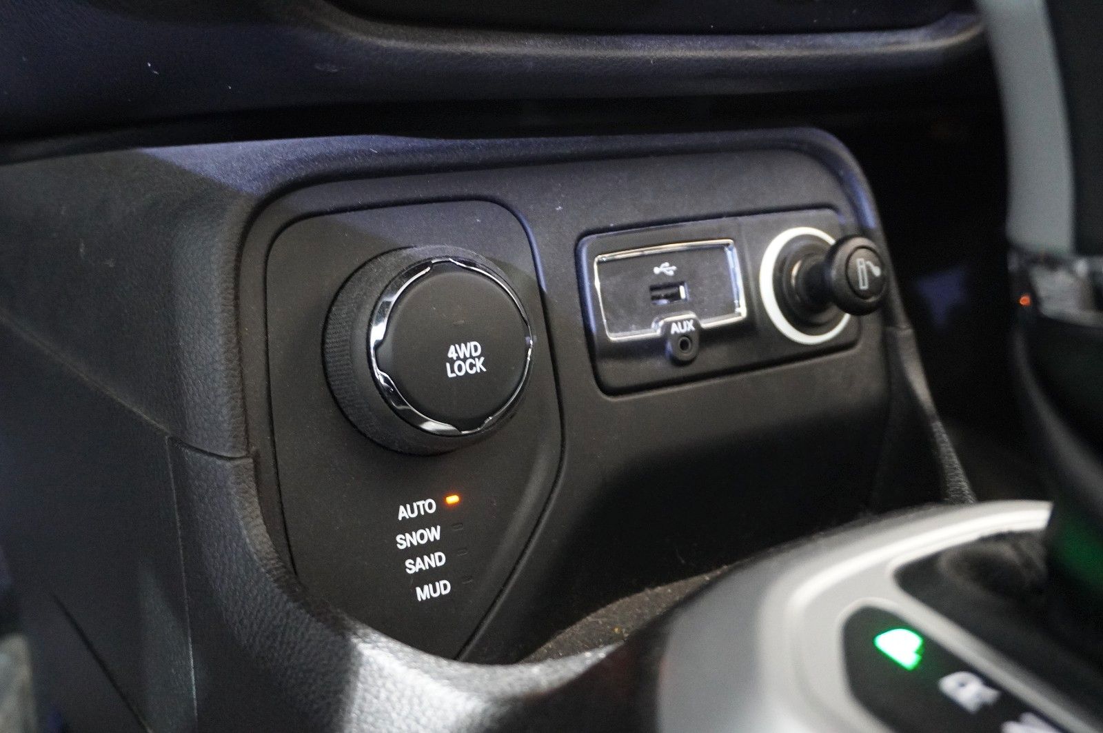 Fahrzeugabbildung Jeep Renegade 1.4 LIMITED 4WD BI-XENON/SHZ/PANO./DAB+