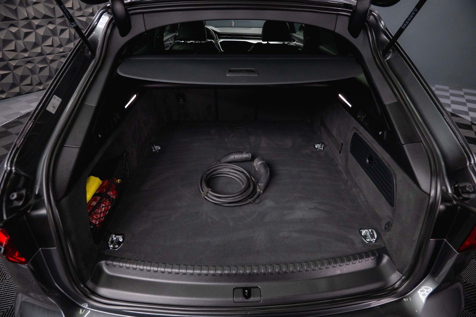 Fahrzeugabbildung Audi A6 Avant 55 TFSIe quattro S-Line Sport *LED*B&O*