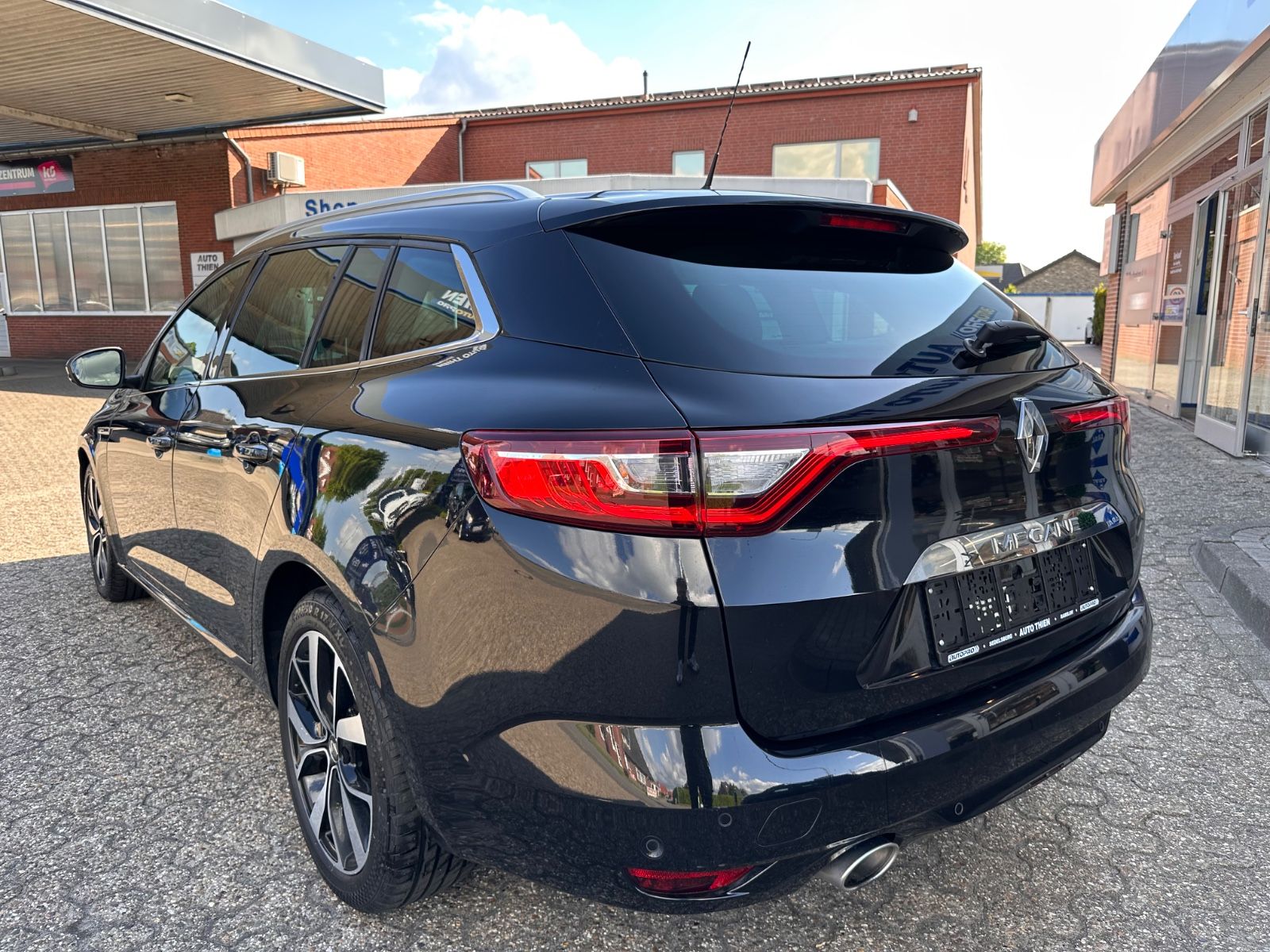 Fahrzeugabbildung Renault Megane Grandtour 1.7 dCi BOSE DCT ACC/Navi/LED
