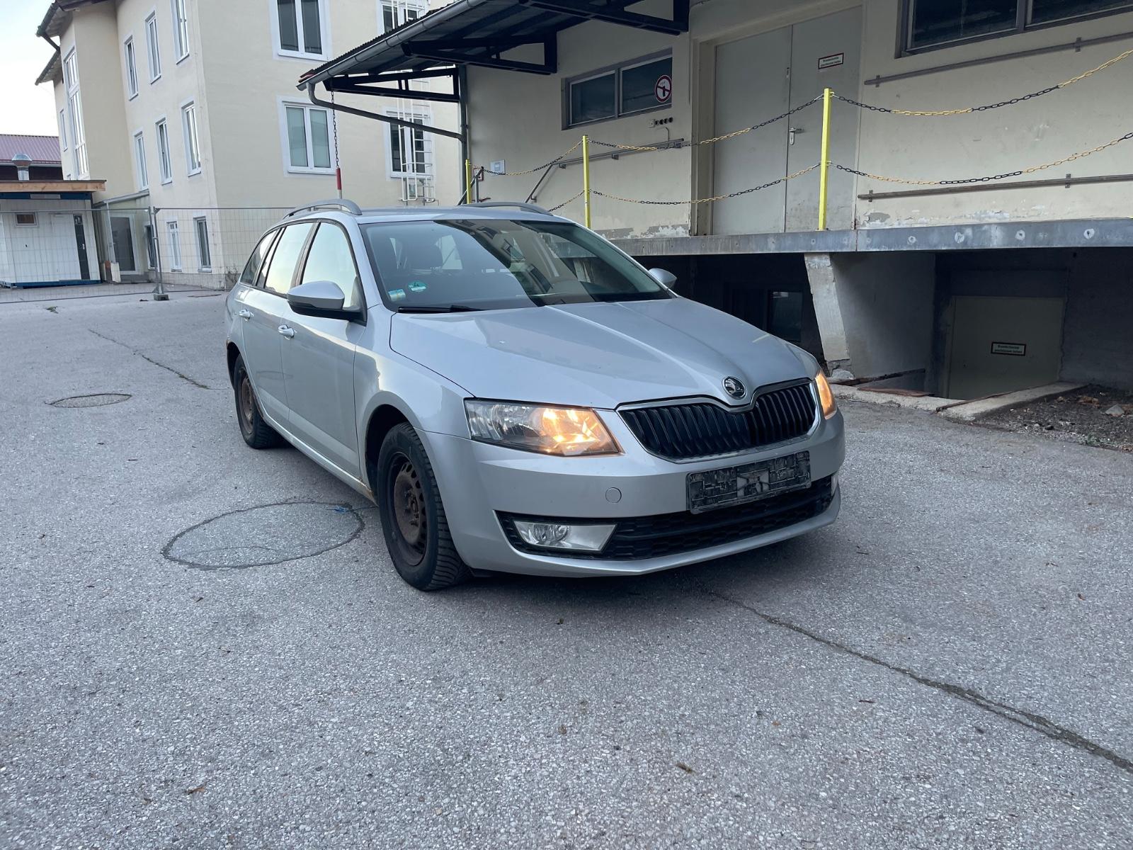 Skoda Octavia 2013 — rear view