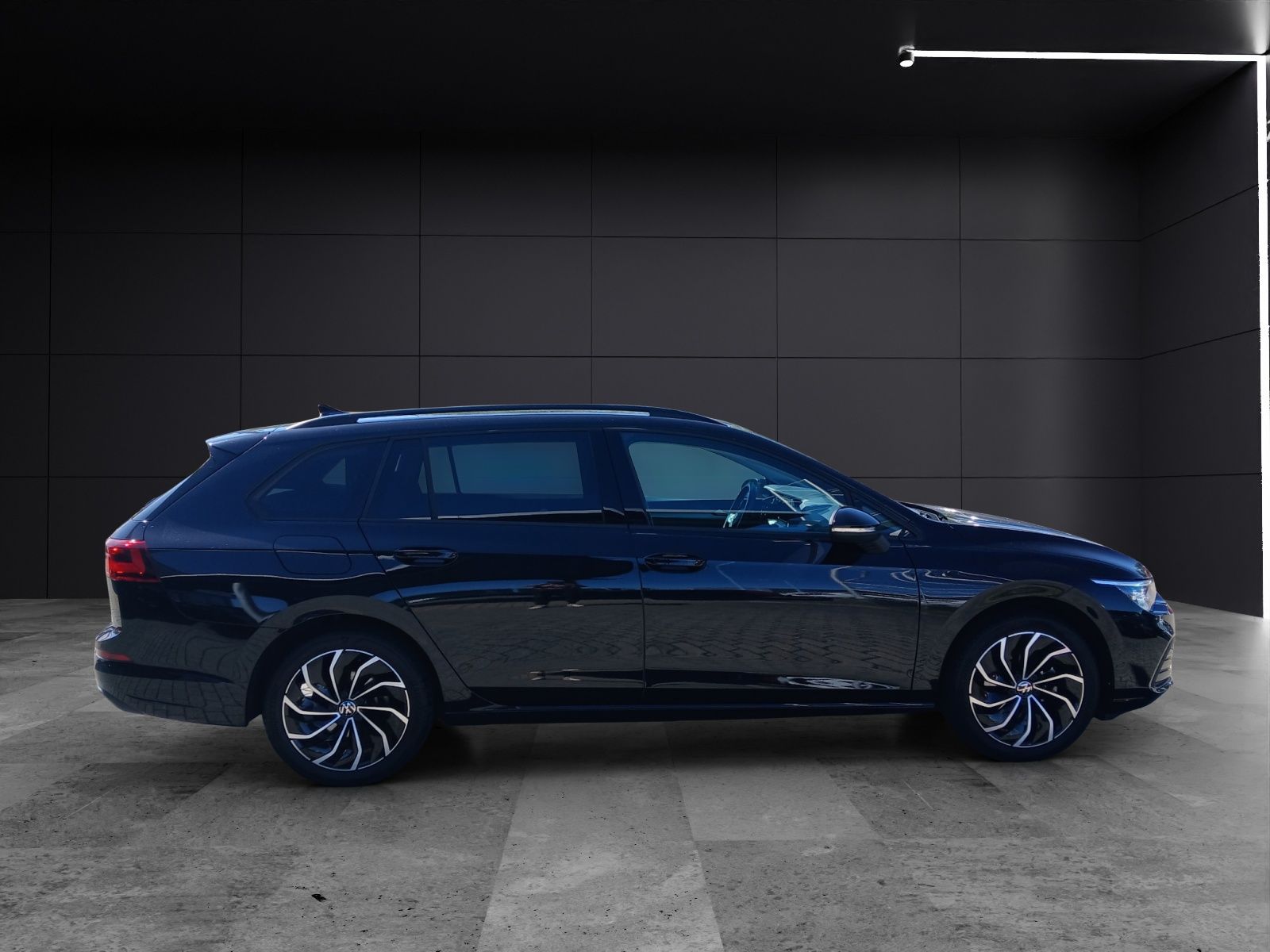 Fahrzeugabbildung Volkswagen Golf VIII Variant TSI Life Matrix AHK Navi AID A