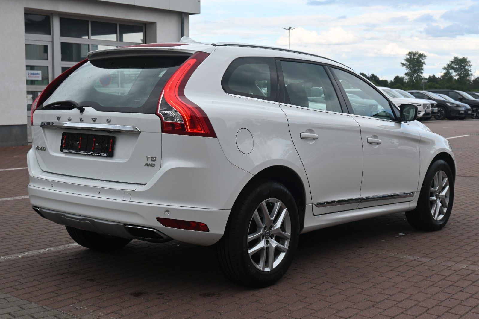 Fahrzeugabbildung Volvo XC60 T5 AWD Autom. Summum *FSHZG*RFK*XEN*LEDER*