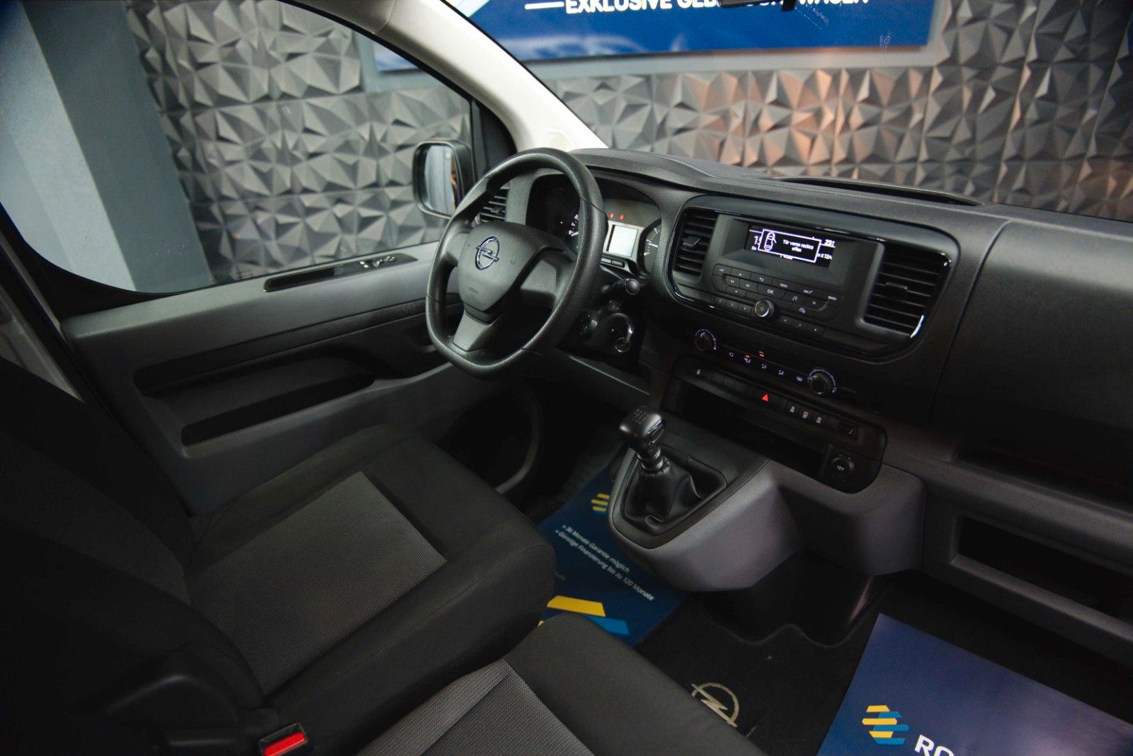 Fahrzeugabbildung Opel Vivaro Kombi S | 9 Sitze | Klima | DAB | TÜV NEU