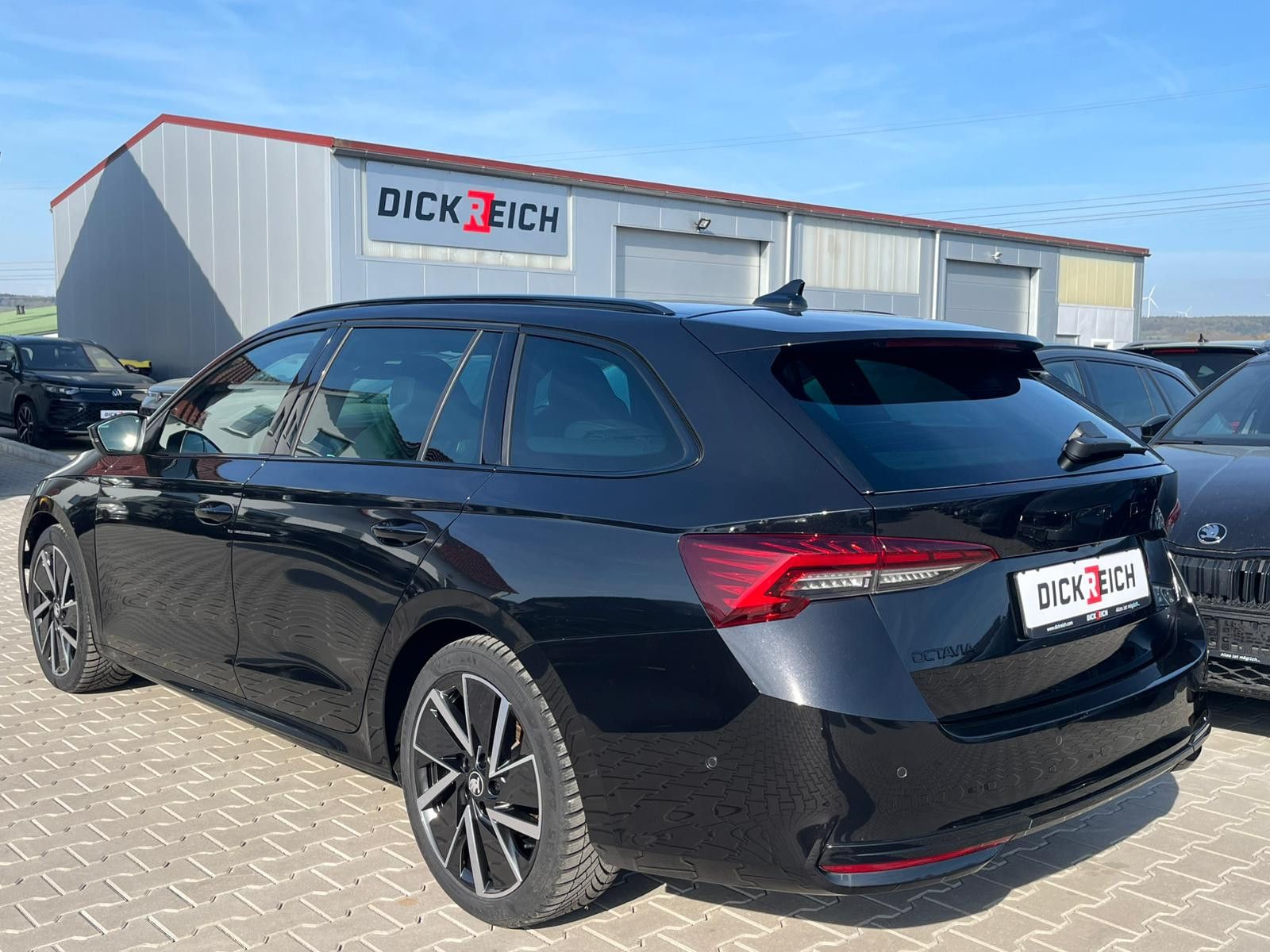 Fahrzeugabbildung SKODA Octavia 1.5 DSG Sportline PANO*MATRIX*AHK*5J.GAR