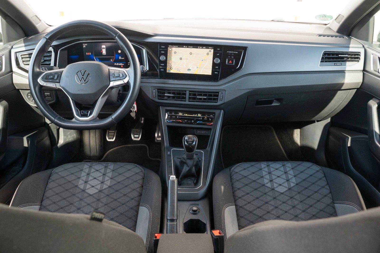 Fahrzeugabbildung Volkswagen POLO VI R-LINE 1.0 TSI MATRIX VIRTC LANE PDC DAB