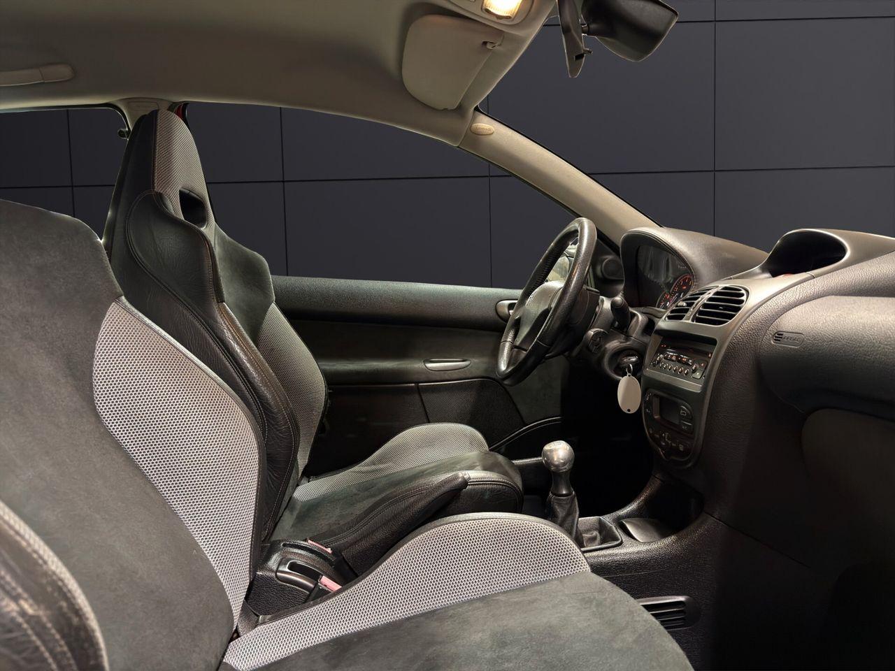 PEUGEOT 206  - RC 2.0 -177 CV - BVM - PREMIERE MAIN