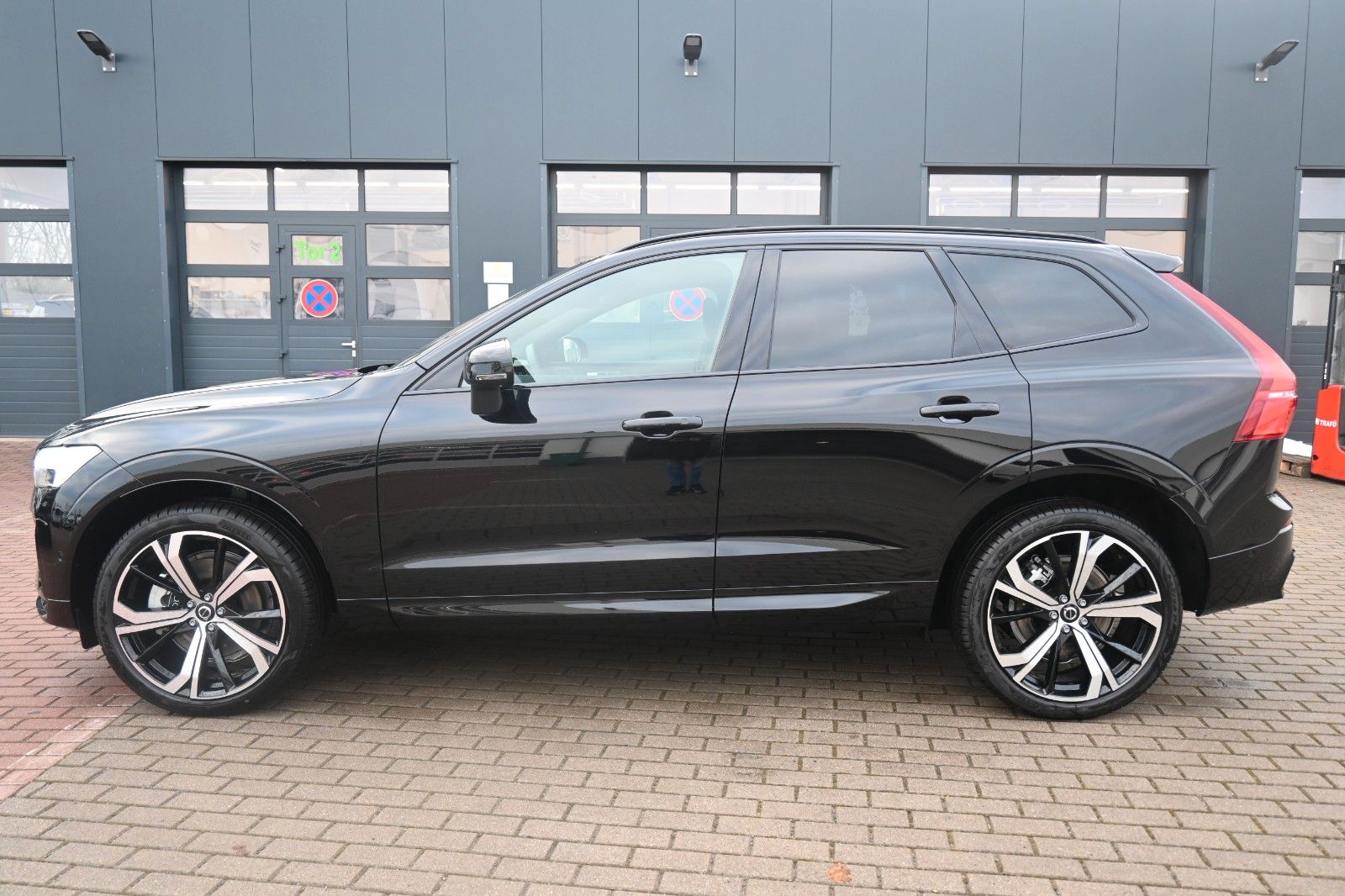 Fahrzeugabbildung Volvo XC60 B4 Benzin Plus Dark*STDHZG*360°*ACC*BLIS