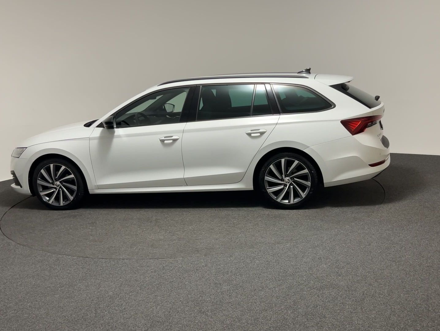 Skoda Octavia Combi 2.0 TDI DSG Style imagem 3