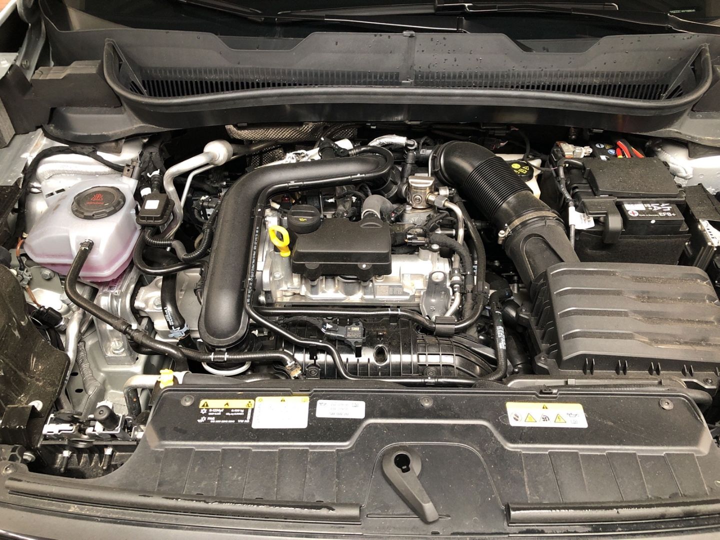 Fahrzeugabbildung Volkswagen T-Cross R-Line 1.0 TSI DSG Sportpaket AHK-abnehm