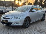 Opel Astra 1.4 Turbo NAVI Tüv/Service *Bestzustand* - Opel Astra aus 2011: Turbo
