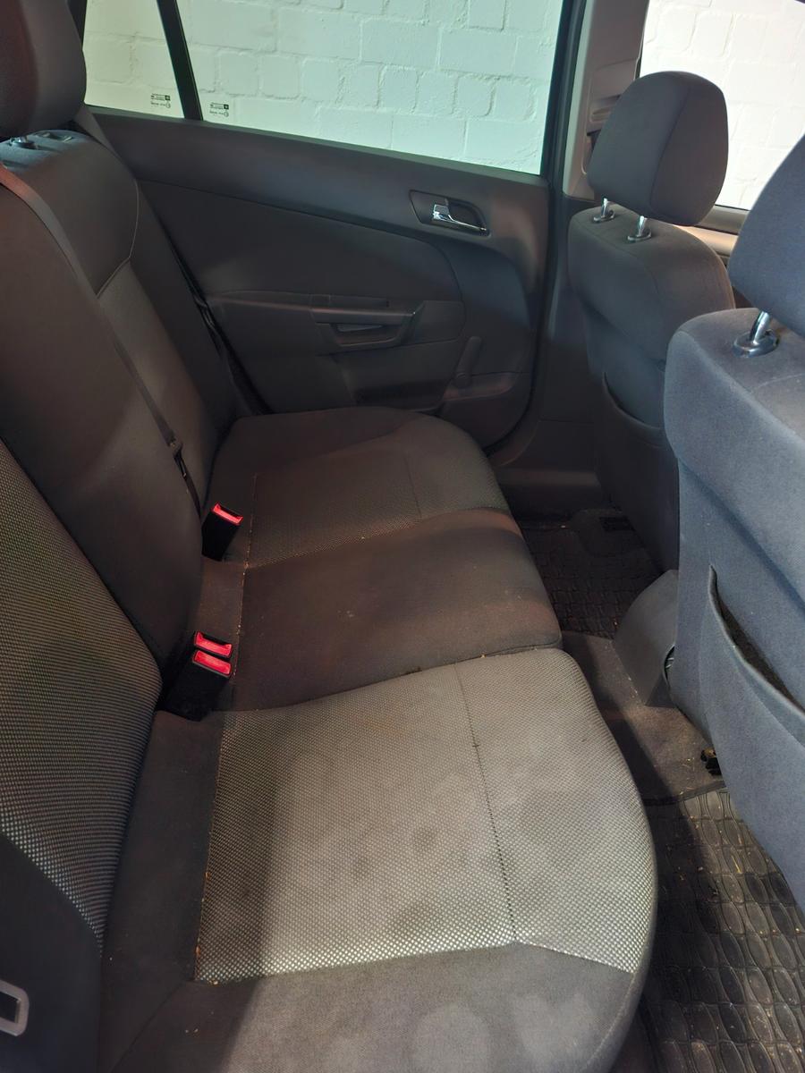 Opel Astra 2009 — photo 8