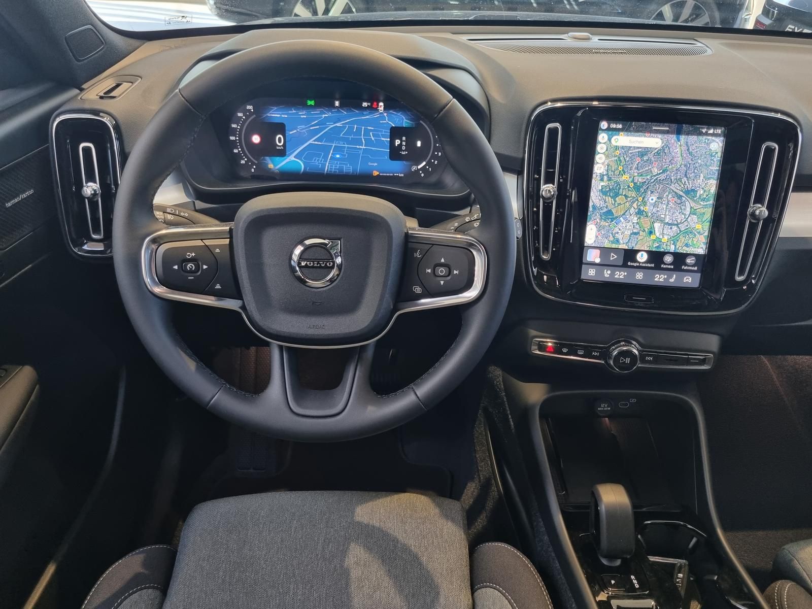 Fahrzeugabbildung Volvo XC40 B4 Plus Black Edition 'Panoramadach'