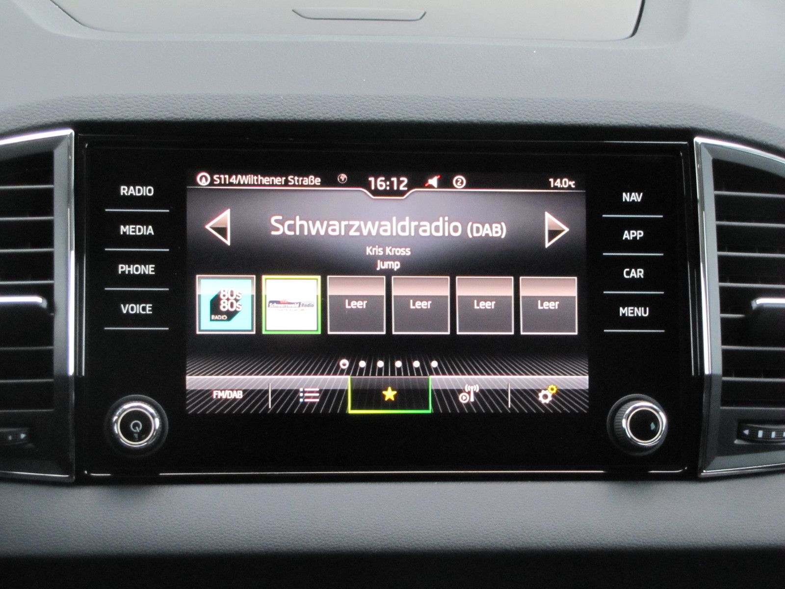 Fahrzeugabbildung SKODA Karoq Selection 2.0l TDI 150PS 7-Gang DSG 4x4