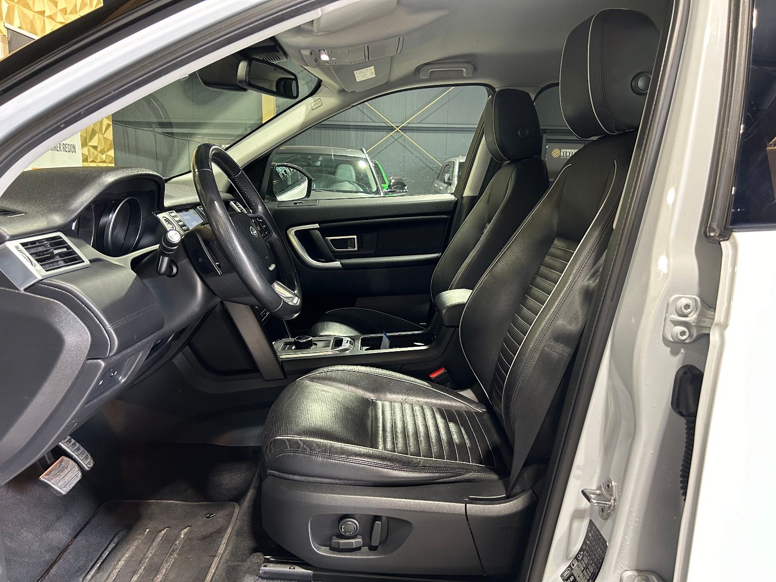 Fahrzeugabbildung Land Rover Discovery Sport SE AWD/KAMERA/NAVI/SHZ/PDC/