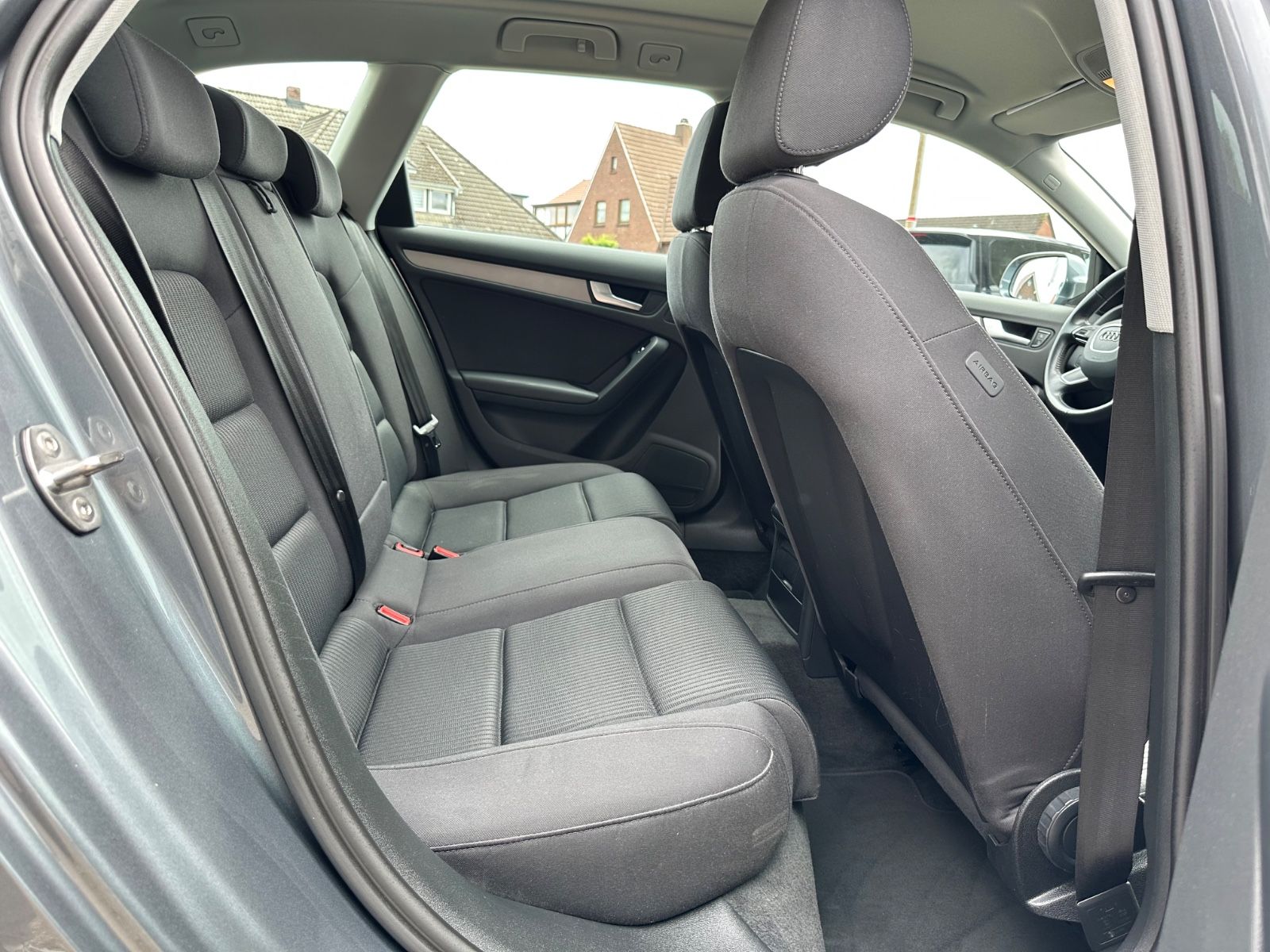 Fahrzeugabbildung Audi A4 Avant 1.8 TFSI S Line AHK/BiXenon/Navi/SHZG