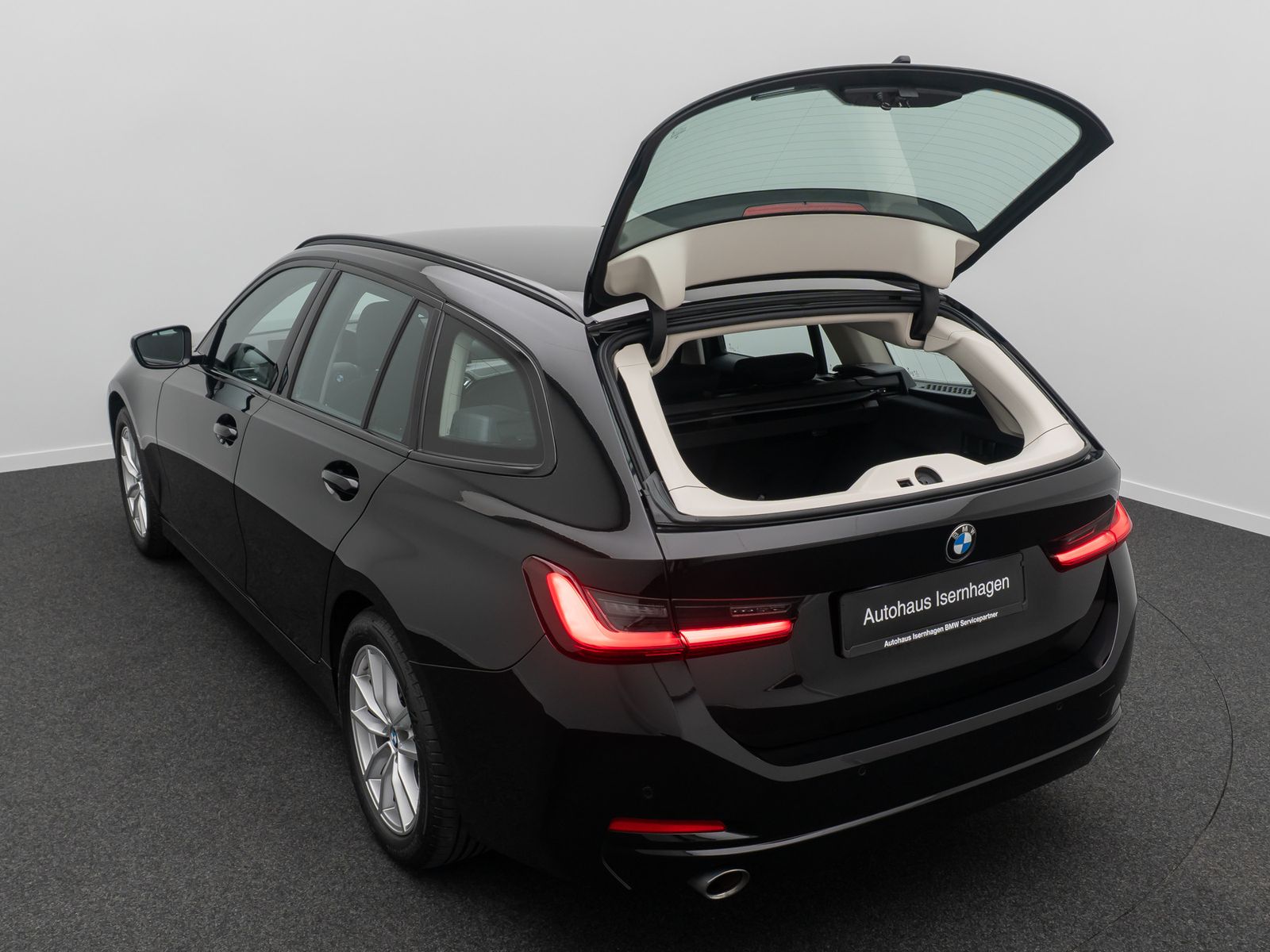 Fahrzeugabbildung BMW 318i GeschwindigReg DAB CockpitPlus PDC LED 17"