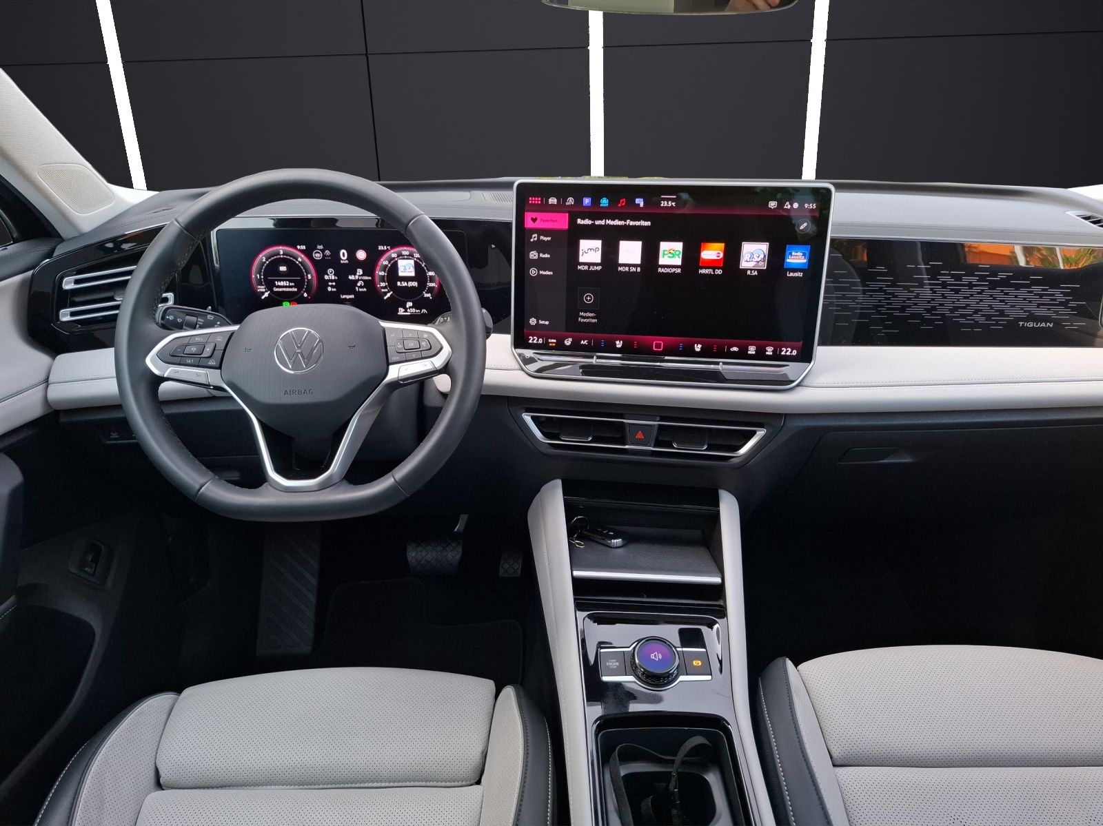 Fahrzeugabbildung Volkswagen Tiguan TDI Elegance DSG Matrix STH AHK Navi Pano