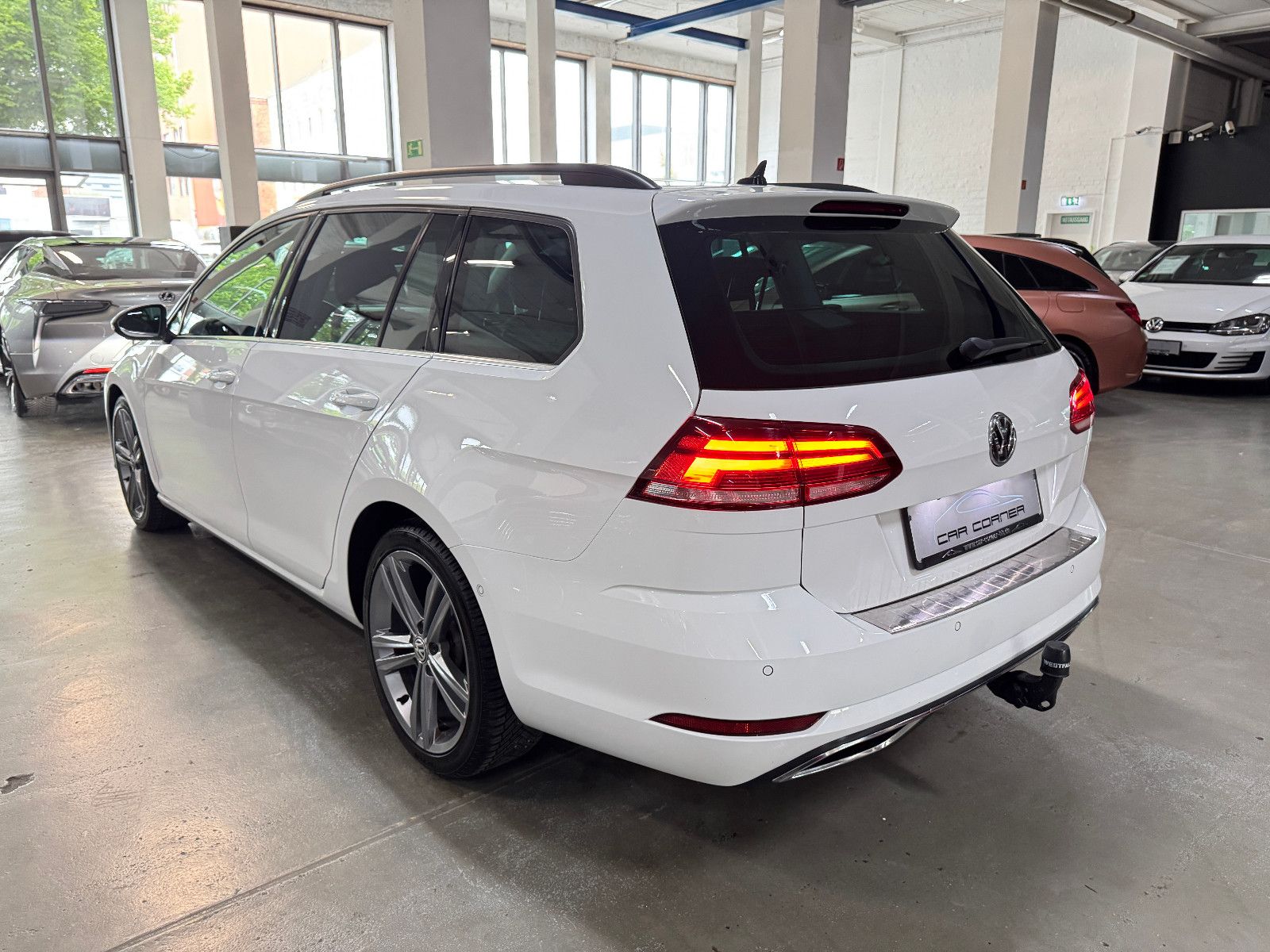 Fahrzeugabbildung Volkswagen Golf VARIANT 2.0 TDI DSG R-LINE SPORTPAKET VOLL